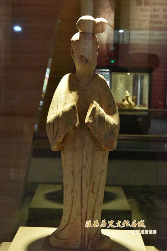 唐惠陵 双髻侍女俑