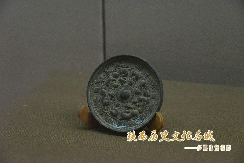 汉代走兽铜镜