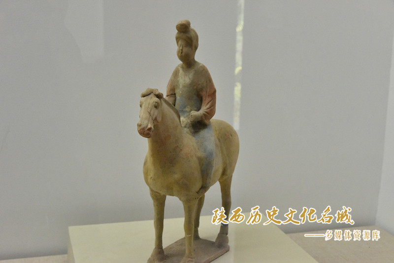 唐惠陵 高髻女骑俑