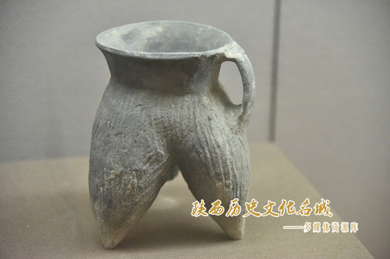 新石器灰陶鬲