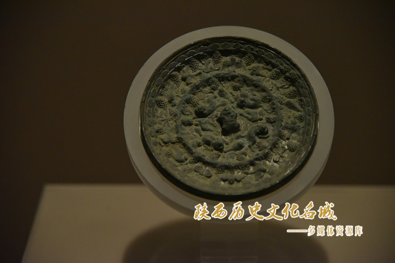 唐瑞兽葡萄纹铜镜