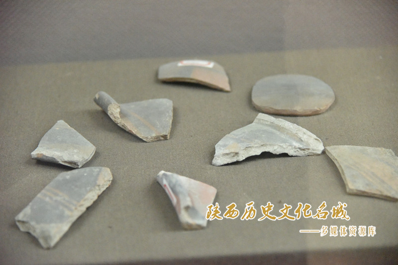 仰韶时期红陶片