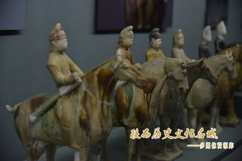 懿德太子墓唐彩绘骑马俑  (8)