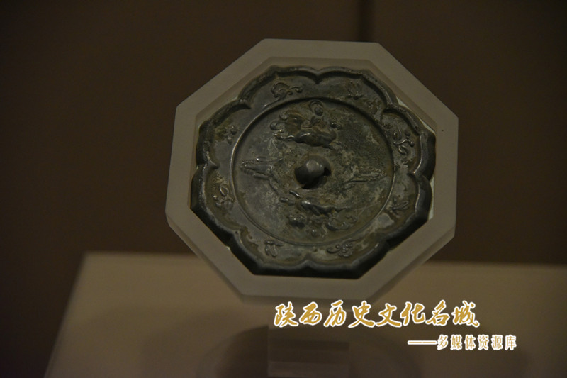 唐菱花铜镜