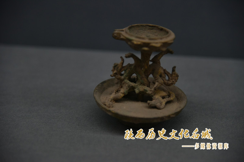 懿德太子墓出土鎏金灯台