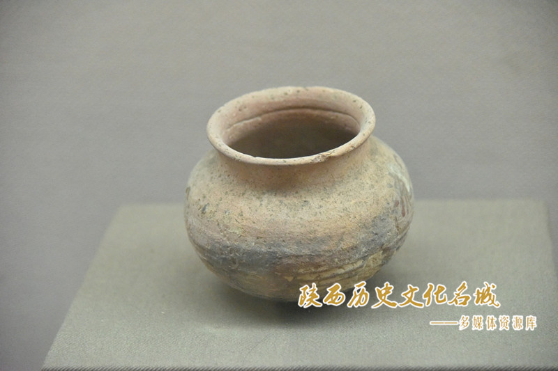 夹砂红陶罐