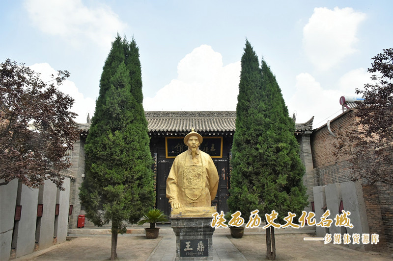 王鼎塑像