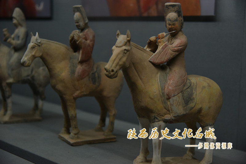 懿德太子墓唐彩绘骑马俑  (3)