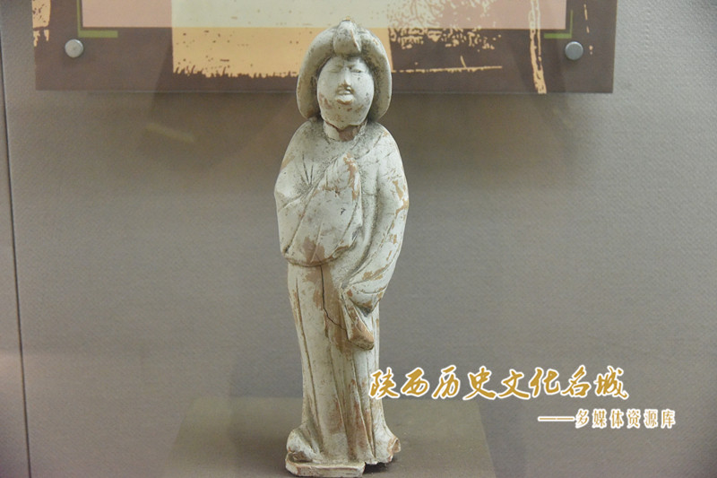 唐粉彩披发侍女俑