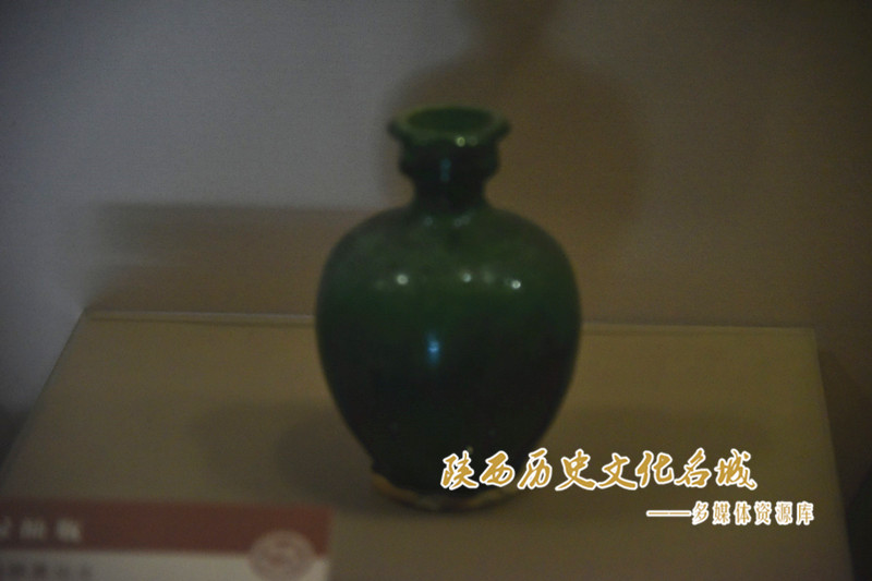 乾陵陪葬墓出土 绿釉彩瓶