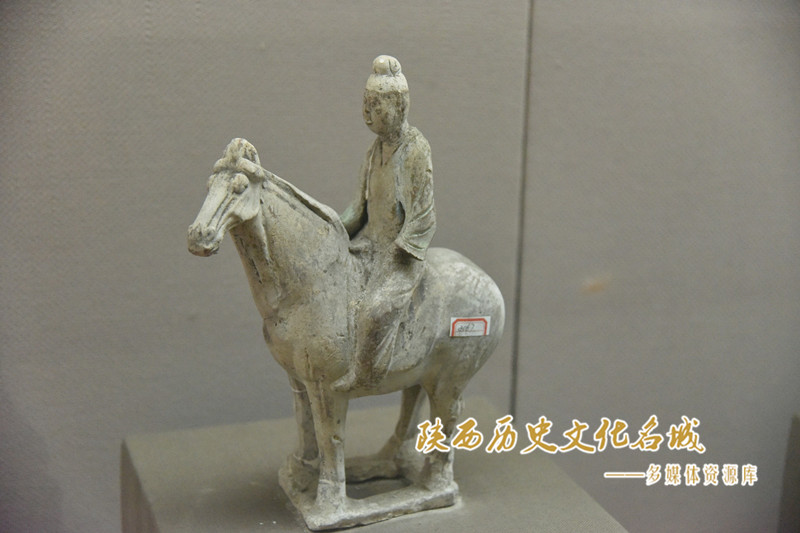 唐粉彩幞头男骑马俑