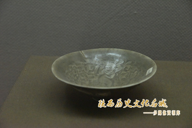 宋耀窑刻花豆青碗