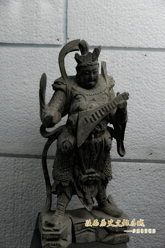木雕持国天王